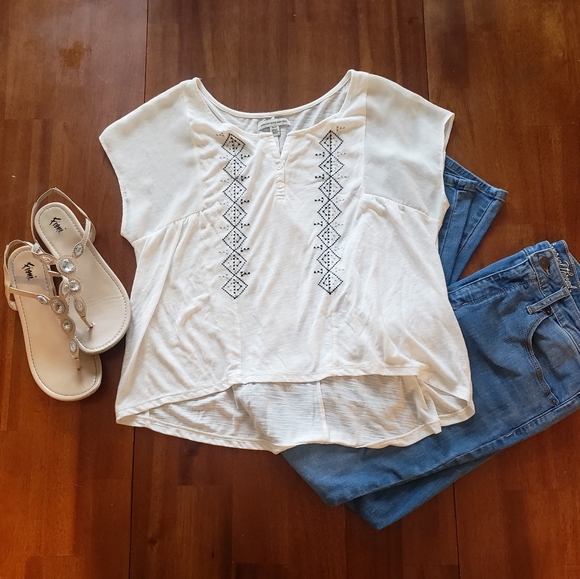 American Eagle Outfitters Tops - American Eagle White Top with Black & Gray Details